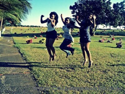 De fiesta en el cementerio
