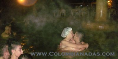 una con gorro de baño en la piscina y otro hablando por celular en la piscina
una con gorro de baño en la piscina y otro hablando por celular en la piscina
