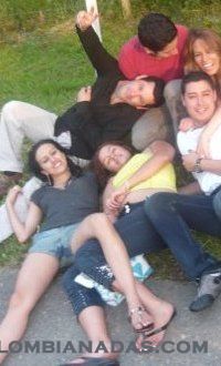 un tanto mojada
obsérvese detenidamente la chica de la izquierda
