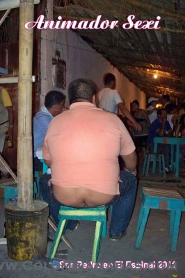 Animador Sexi
tomada en las fiestas del san pedro en el espinal tolima 2011, un señor que animaba en una caseta de baile.
Keywords: culo;trasero;ridiculo;destape;sexi