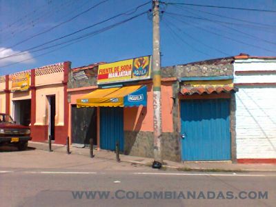 Qué cotiz esta tiendita, traída de los extrajeros...
En Socorro, Santander. Ja ja ja... se creían puess...
