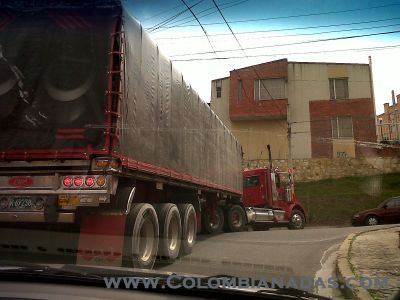 tipica colombocamionada
Je como cree esste tipo q va a hacer caber su camion por una subida angosta con una curva cerrada
