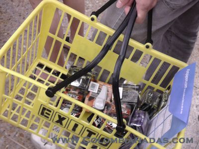 Eso pa qué comida, si con esto como lo suficiente :P
Un jóven de aprox. 30 años haciendo fila para comprar la ración del nuevo año...
