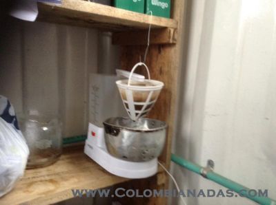 CAFETERA CON TECNOLOGIA DE PUNTA
CAFETERA CON TECNOLOGÍA DE PUNTA. "LA PUNTA DEL CLIP QUE SOSTIENE EL FILTRO"
Keywords: cafetera, tinto, colombianadas, cafe, tecnologia, lo ultimo