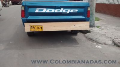 camioneta con bomper de tabla :) 
Solo en colombiano se ve esto
