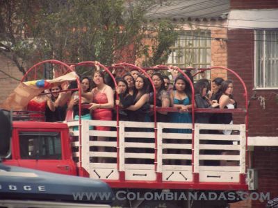 Nos vamos pal Prom
Como no habia limosina toco Camion Jajaja
