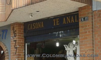 Porno-bebida en Bogota
Negocio de artesanias cerca a Galerias en Bogota...sus dueños no saben lo famosos que son ahora.   Aleeeerta! Increible :Se dice que uno que otro pervertido anda buscando este  insólito local capitalino
Keywords: Bogota, Bogotá, bebida, letrero, chistoso, anal, Galerías, Calle, 53