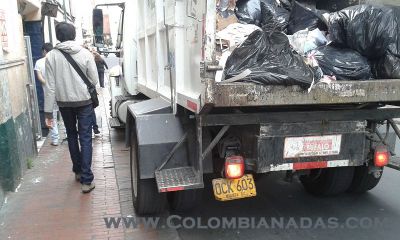 Civismo bogotano
A este, el cargo conductor le quedo grande, mas bien este "chofer"  dizque prestaba un gran servicio publico por La Candelaria poniendo en peligro a los transeuntes...Premio al Iguazo de Oro (11-09-2014)
Keywords: civismo, chofer, imprudente, invasion, espacio, publico, peligro