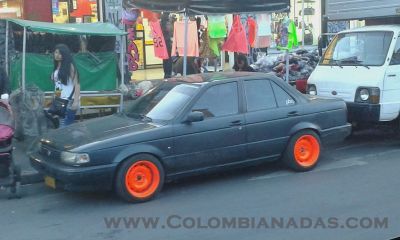 "EL AUTO FANTASTICO"
Ciudad Kennedy, Bogota. El autor de este genocidio visual se sueña en "Rapido y Furioso" por las calles chimbchombianas.
Keywords: carro, colombiano, auto, fantastico