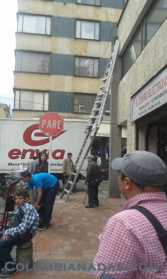 Ingenio bogotano (O el Porrazo Electrico)
Que chichipatos...Estos señores si que saben de Seguridad Industrial. 
Al menos hubieran puesto la escalera mas fuerte debajo... (Centro de Bogota)
Keywords: ingenio, escalera, peligro