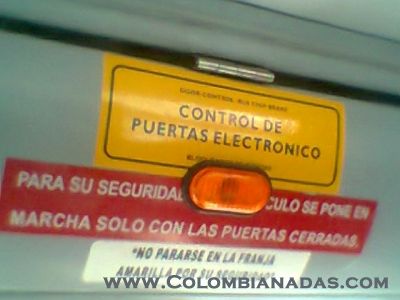 Descoordinacion en Trans-milleno
Ojo con su tras......milenio que se pone en movimiento sin que usted lo sepa! Que pongan un baño a estos buses ¿Que tal donde pusieron la luz de alerta? 
Keywords: Transmilenio, humor, transmilleno, aviso, malentendido